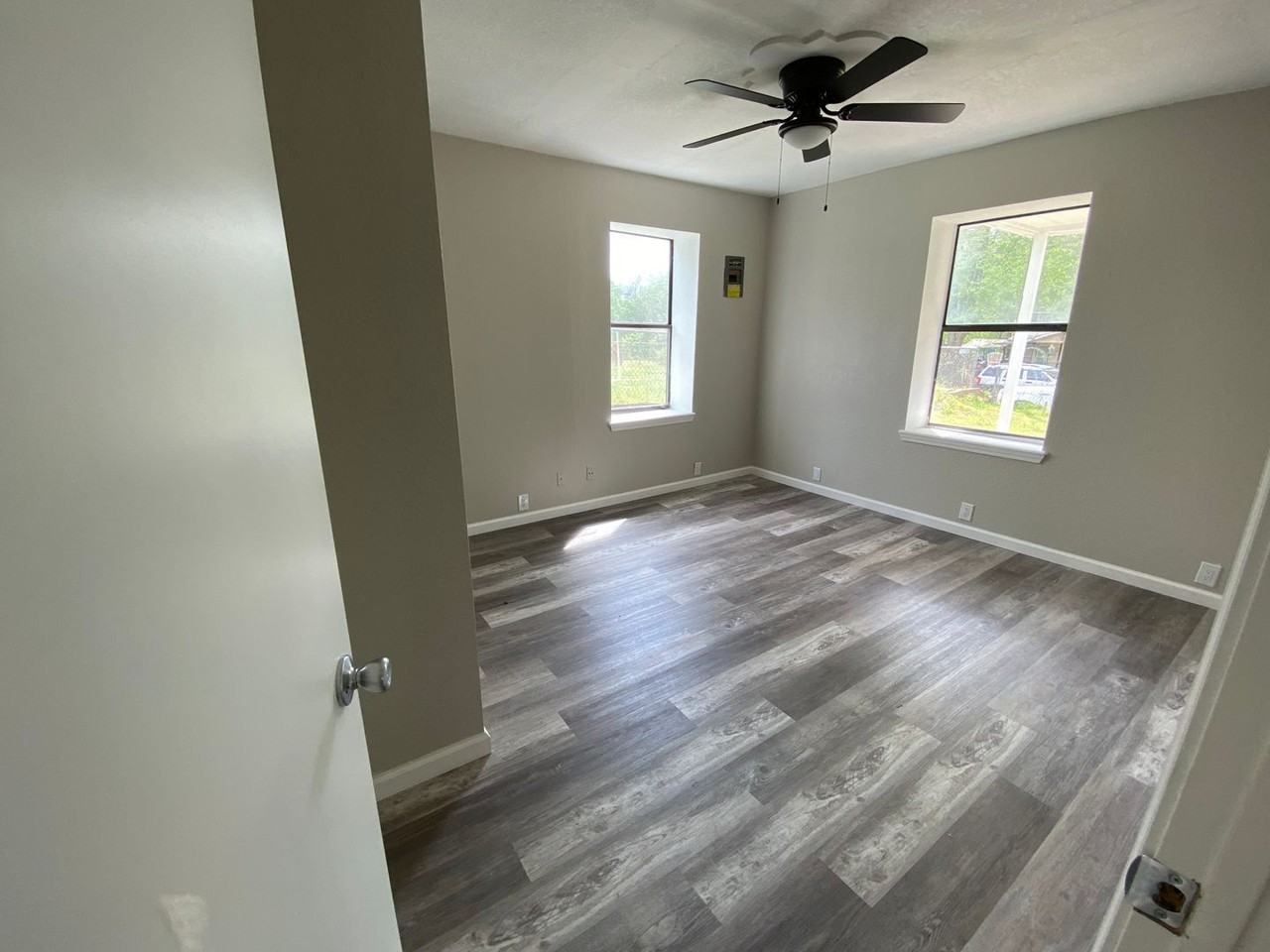 709 N Industrial Ave - Photo 3 of 7