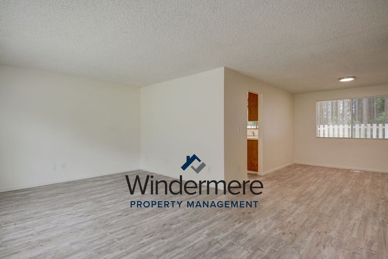 1792 Ne Sumner Dr - Photo 3 of 33
