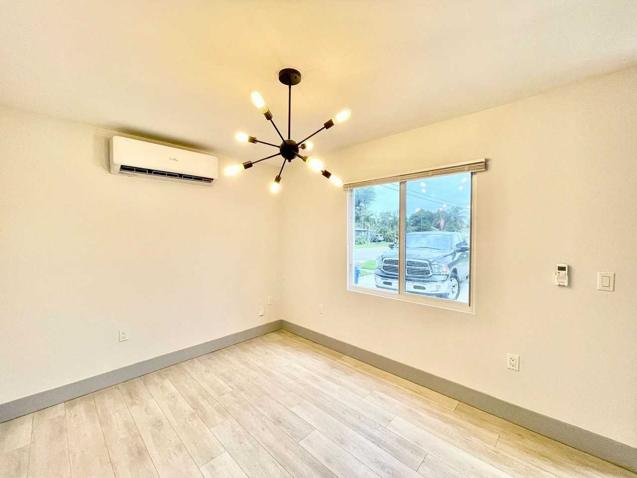 339 Ne 172nd St - Photo 3 of 9