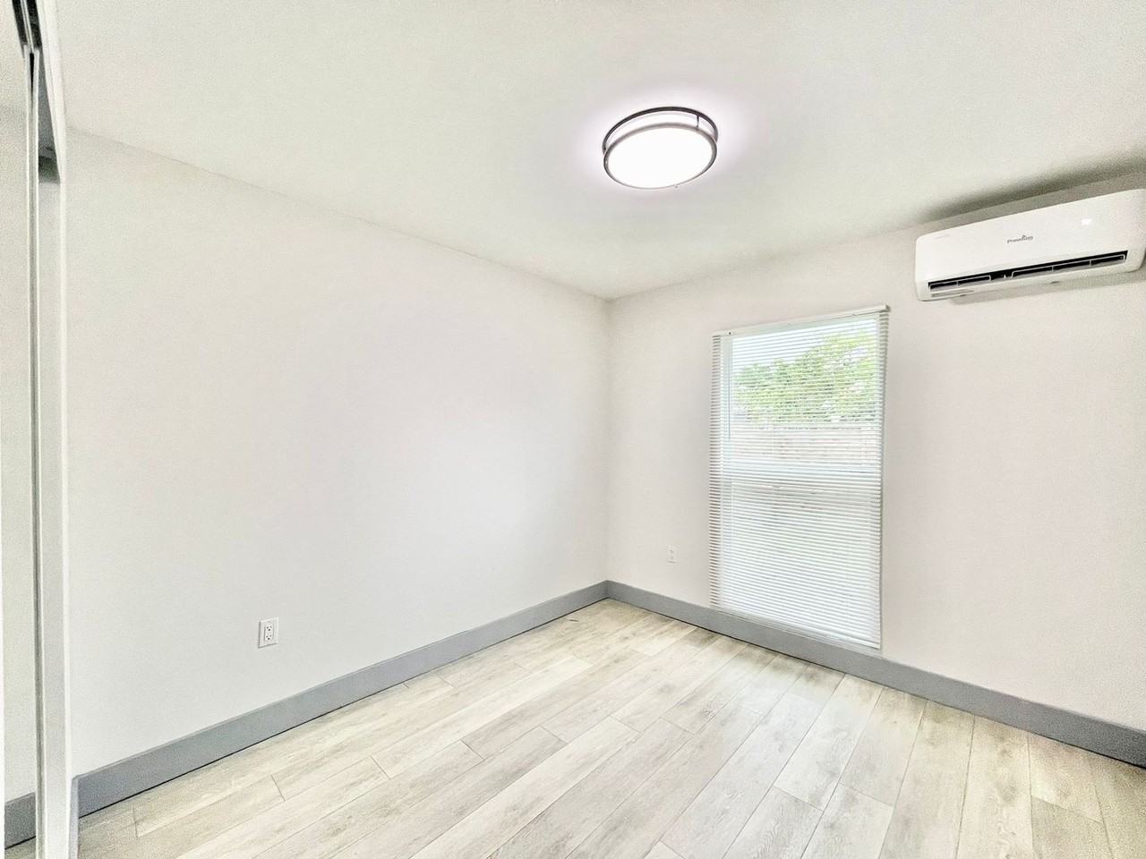 339 Ne 172nd St - Photo 4 of 9