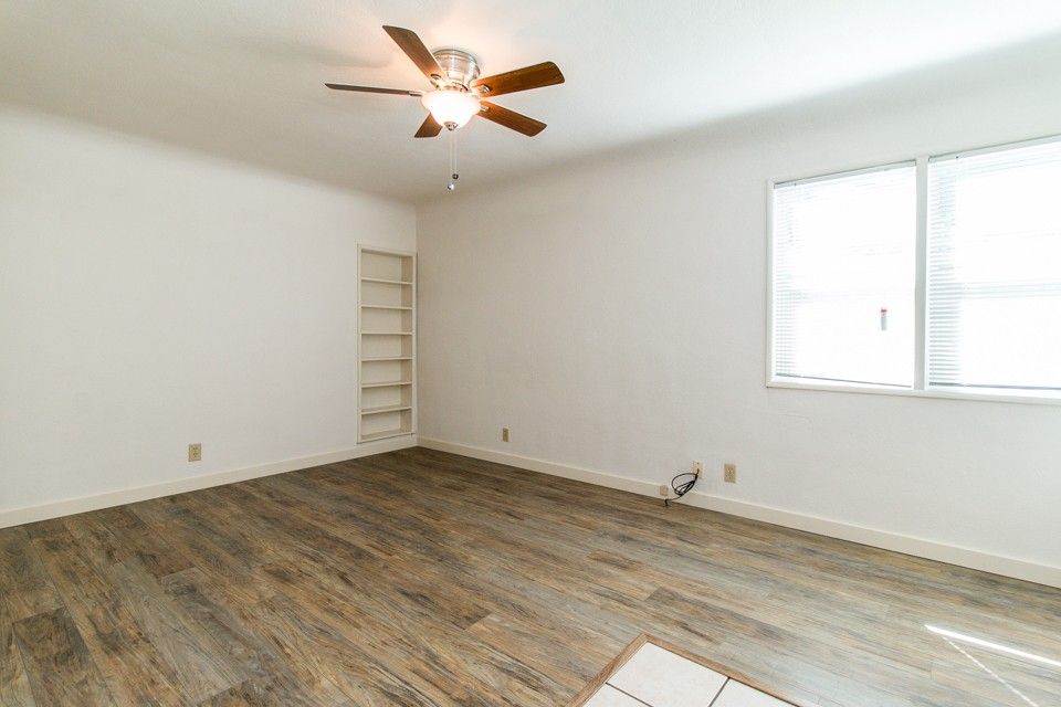 121 W D St - Photo 2 of 8