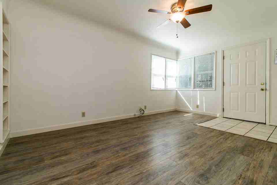 121 W D St - Photo 3 of 8