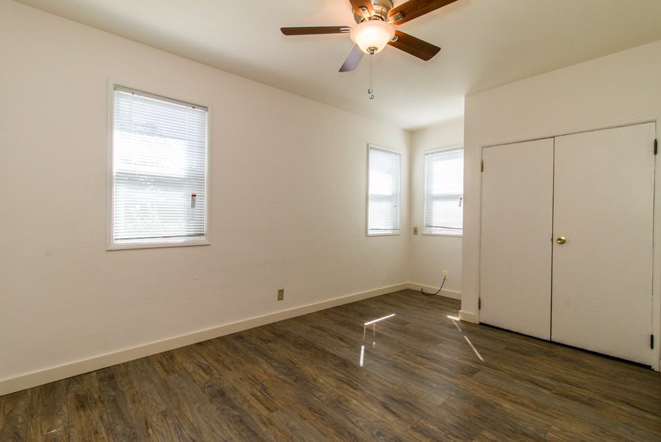 121 W D St - Photo 4 of 8