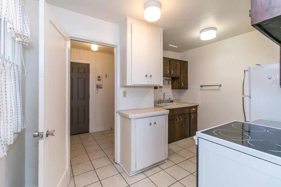 121 W D St - Photo 6 of 8