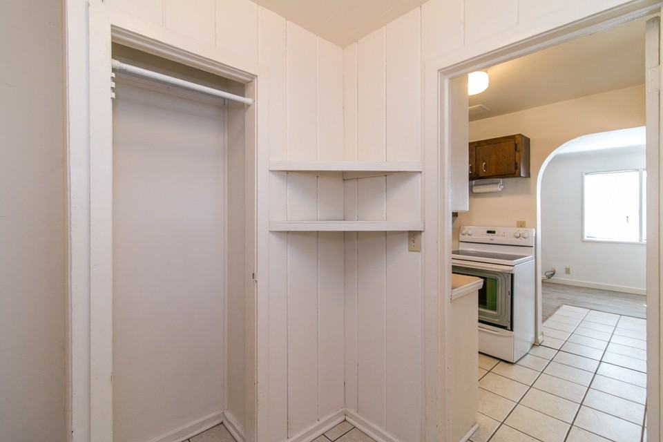 121 W D St - Photo 7 of 8