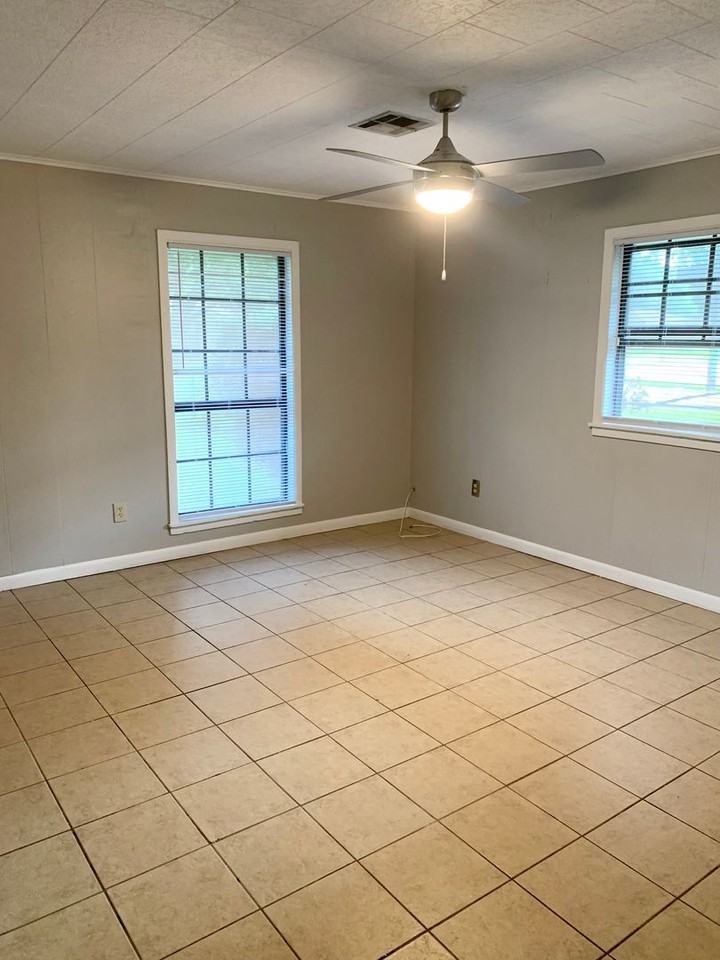 321 Bradford Dr - Photo 2 of 15