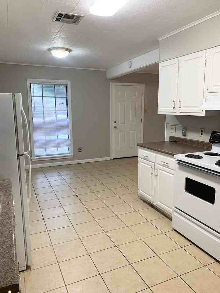 321 Bradford Dr - Photo 5 of 15