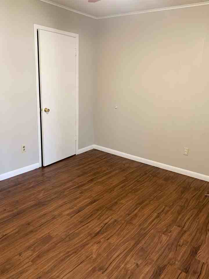 321 Bradford Dr - Photo 7 of 15