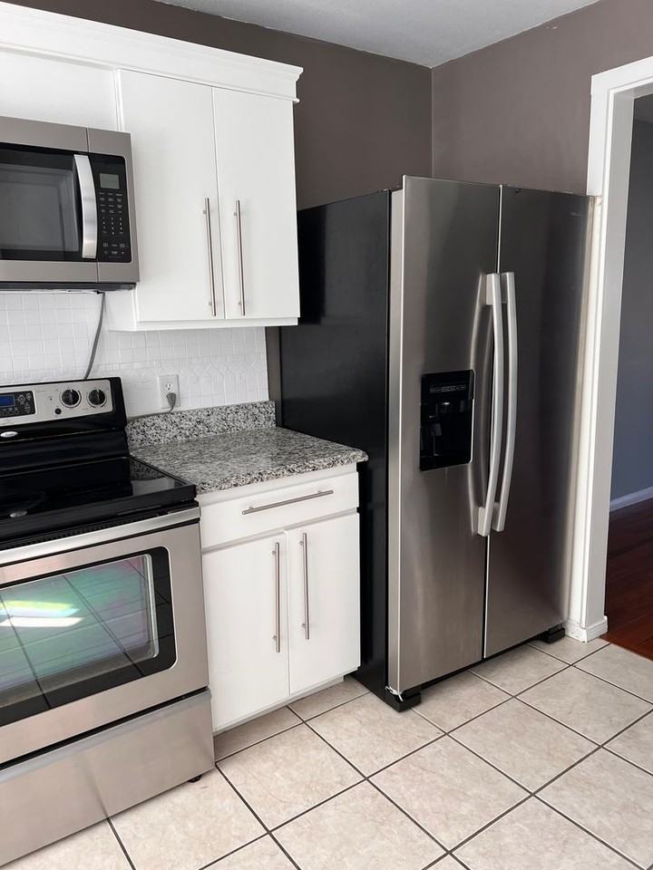 1219 S Lawton Ave #10 - Photo 3 of 30