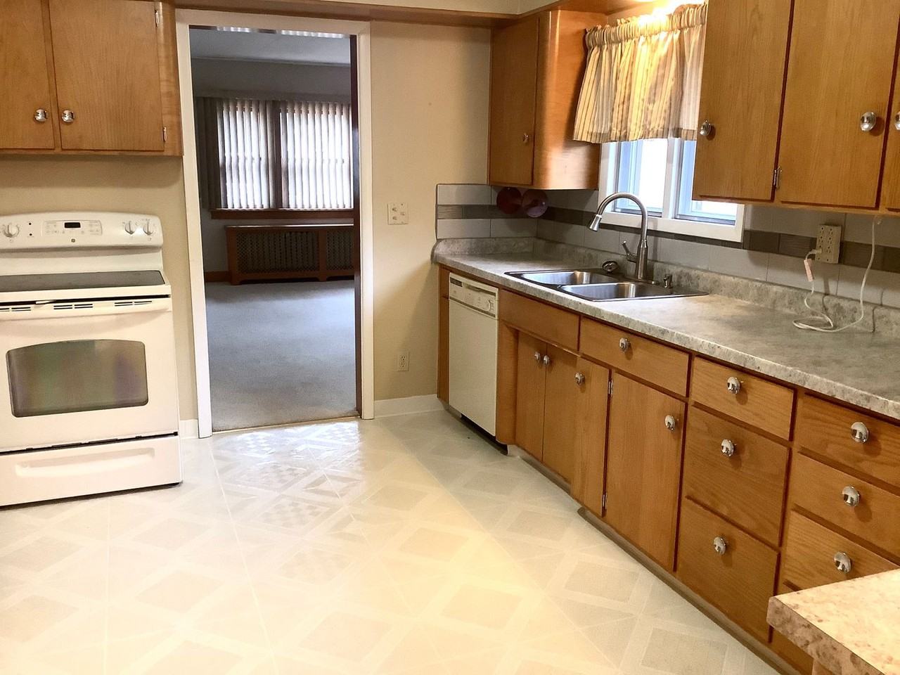 329 1st Ave W - Photo 3 of 14