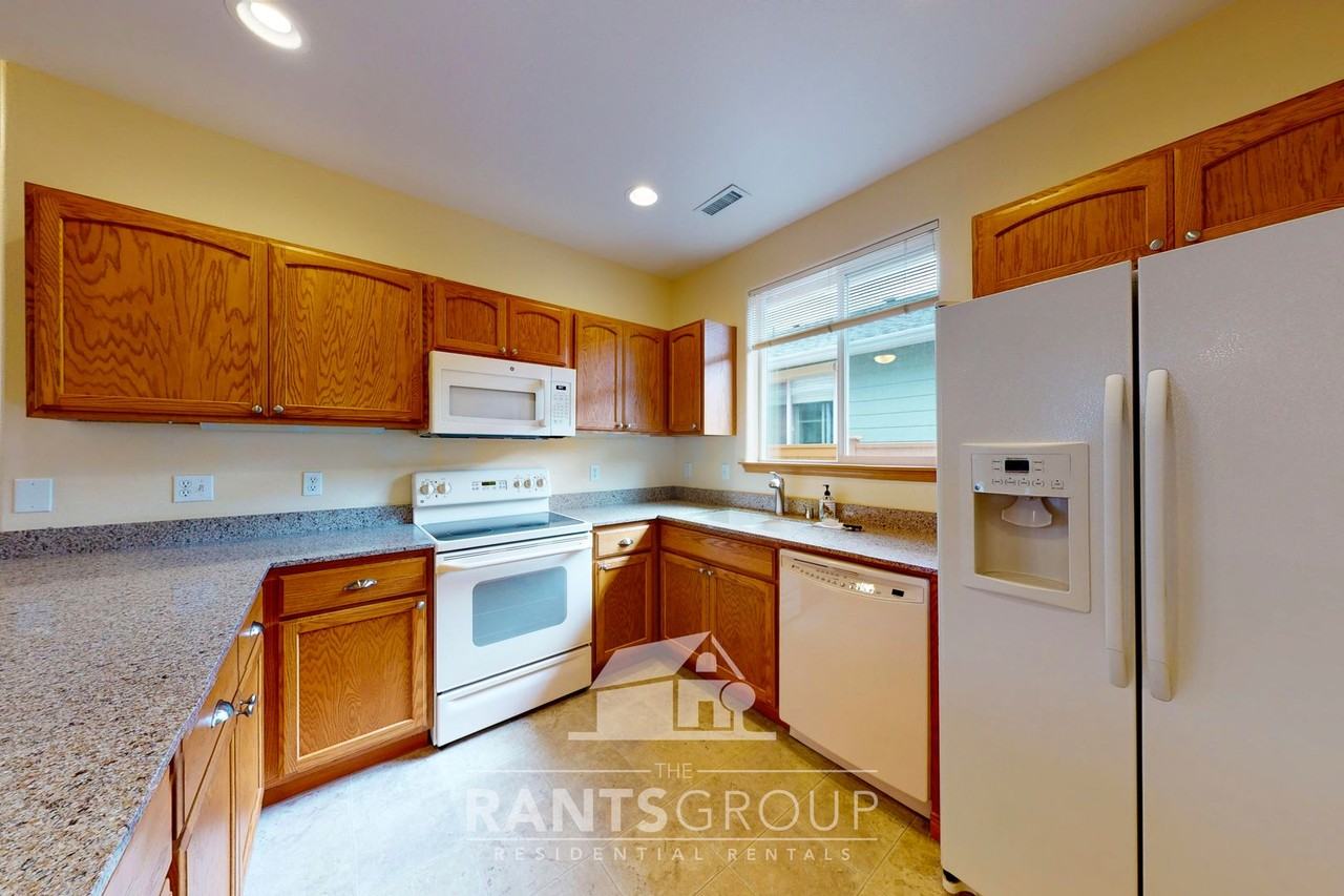 8242 Bainbridge Loop Ne - Photo 7 of 27