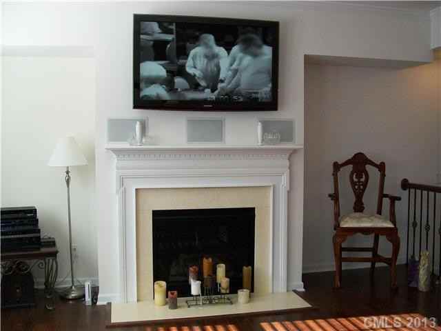 221 Lincoln St - Photo 2 of 11