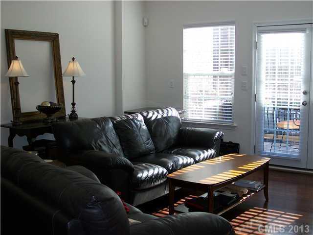 221 Lincoln St - Photo 3 of 11