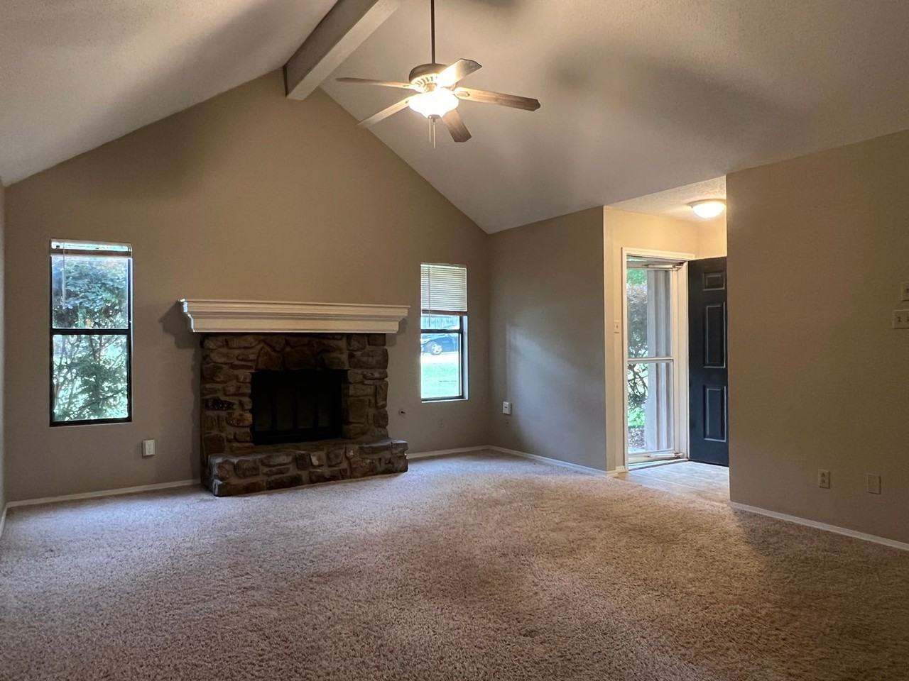 127 Rolling Oaks Dr - Photo 3 of 19