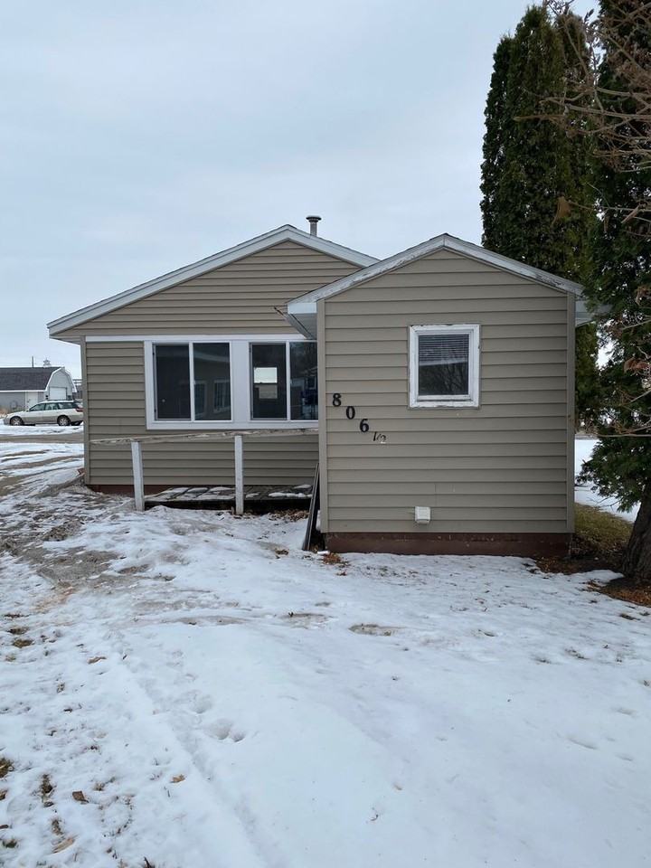 806 3rd Ave NE - Photo 2 of 9