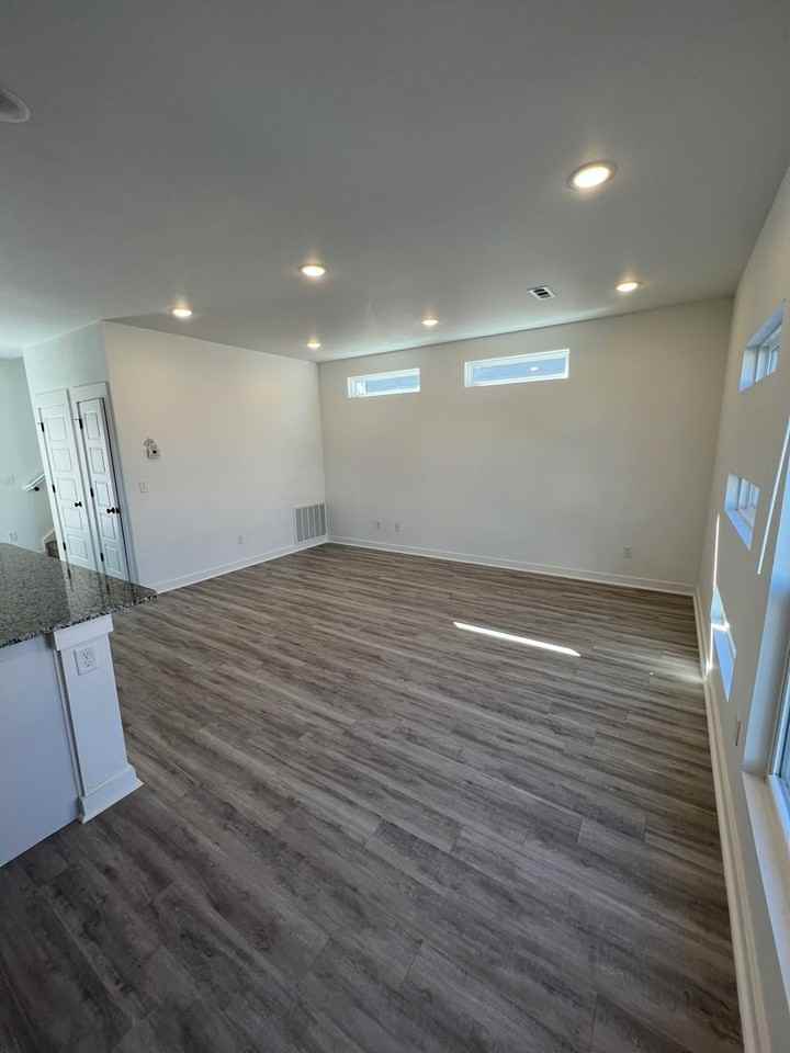 1071 Ventnor Ave - Photo 4 of 18