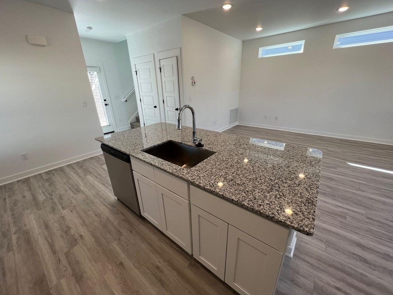 1071 Ventnor Ave - Photo 7 of 18