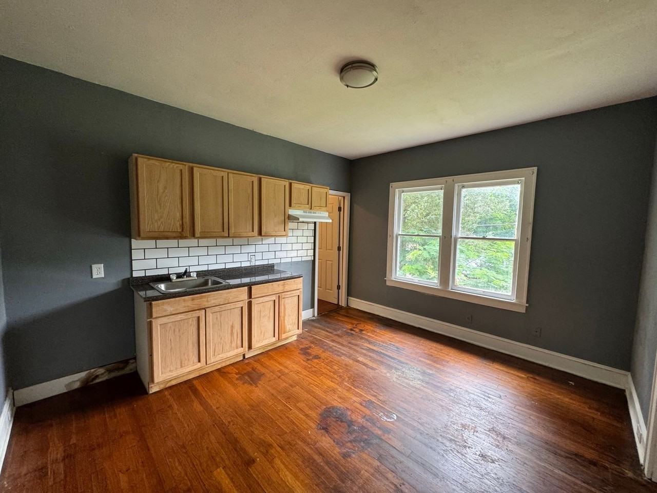 3031 Catherine St - Photo 4 of 12