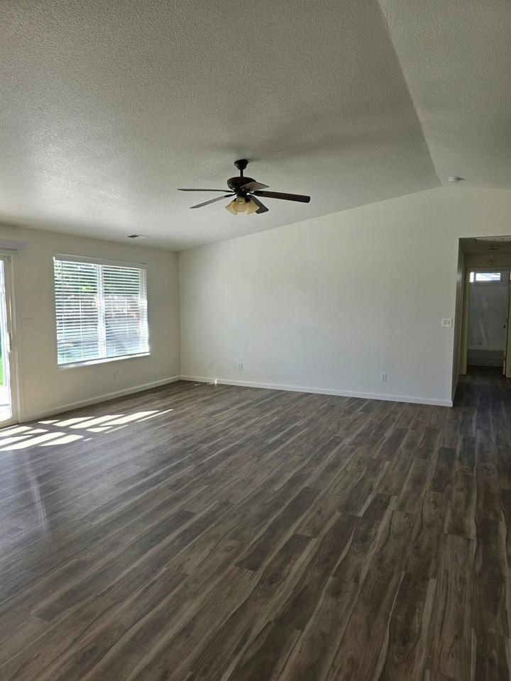 219 Corral Dr - Photo 3 of 9