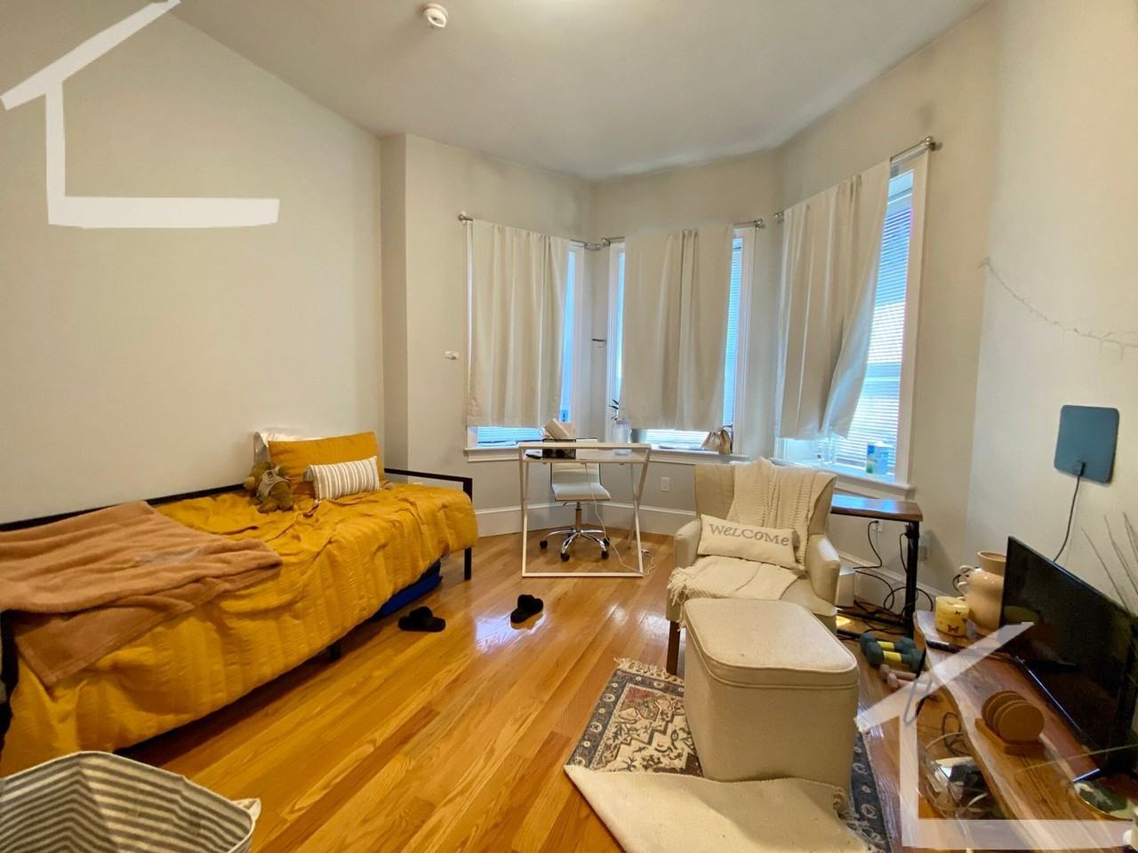 1079 Beacon St - Photo 5 of 17