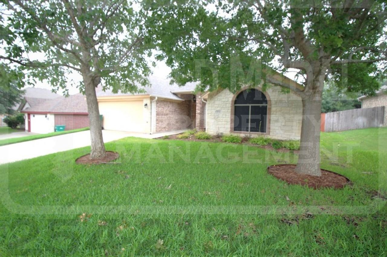 1502 Loblolly Dr - Photo 2 of 50
