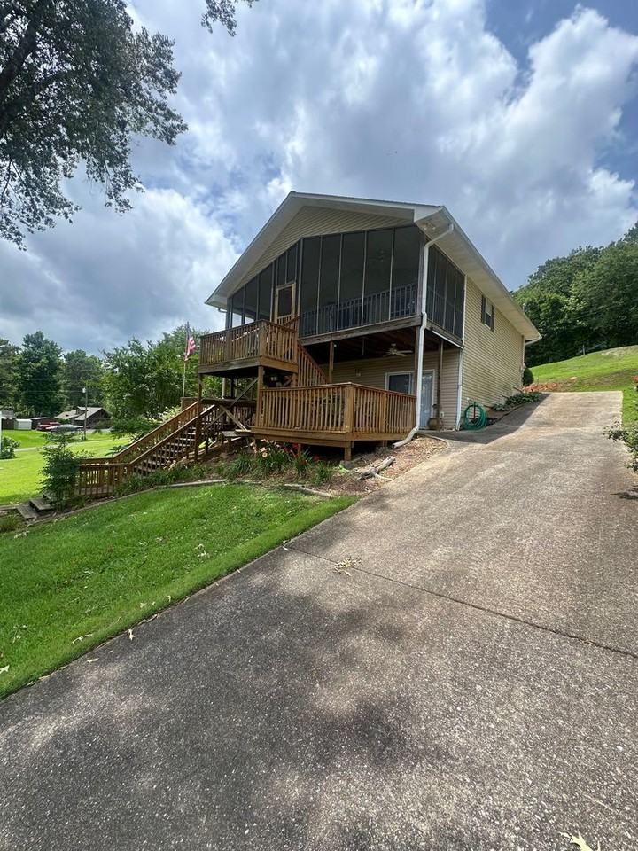 586 Hollys Ln - Photo 2 of 36