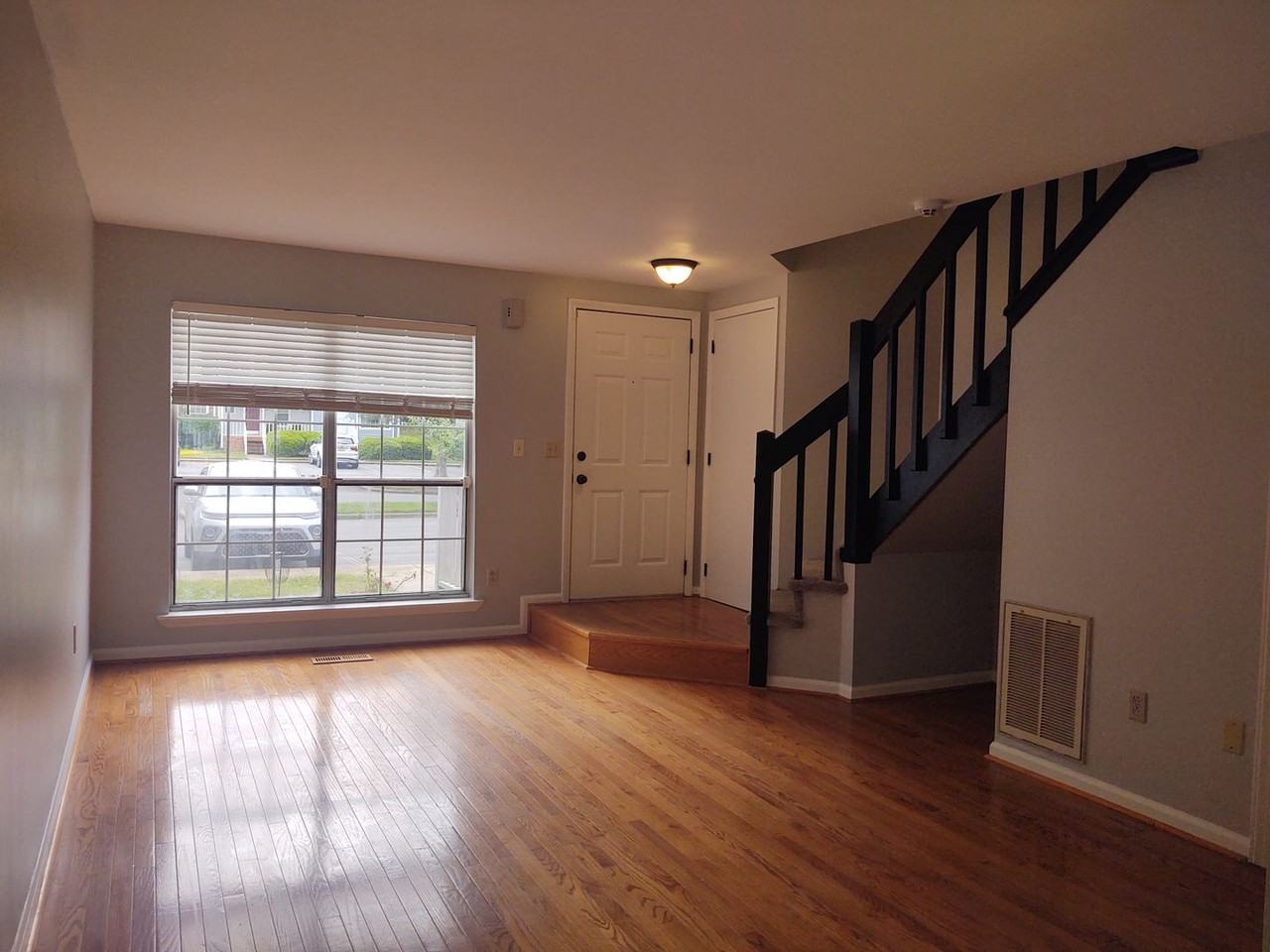 8250 Circle Tree Ln - Photo 3 of 15