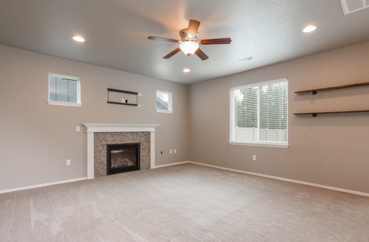 1403 N Rogue River St - Photo 3 of 28