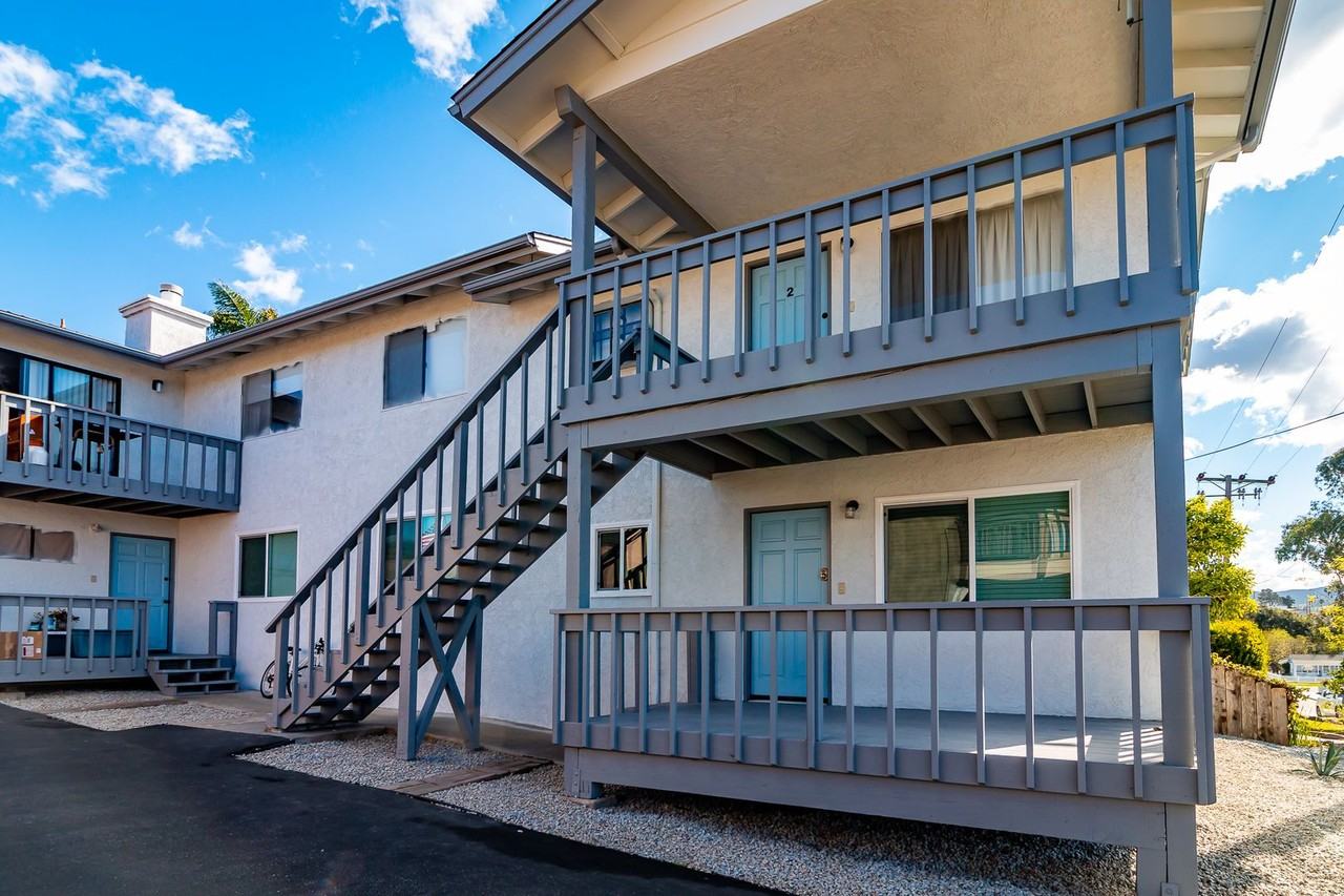 Coastal Luxury: Experience the Best of Cayucos Living - Photo 2 of 30