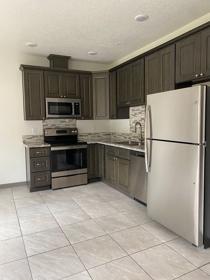 88046 7th St - Photo 4 of 35