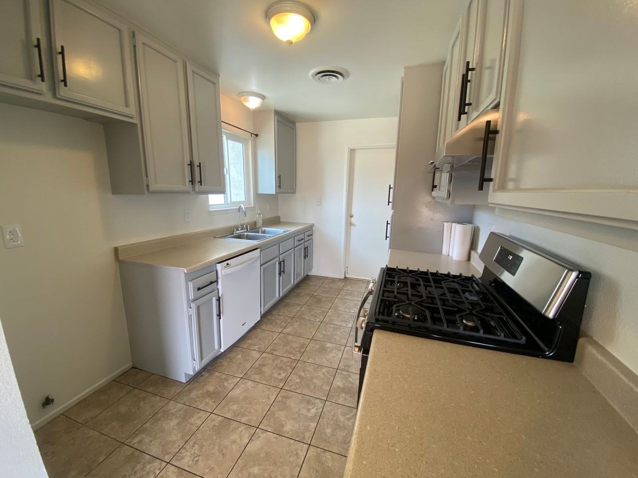 1117 Dianron Rd - Photo 4 of 14