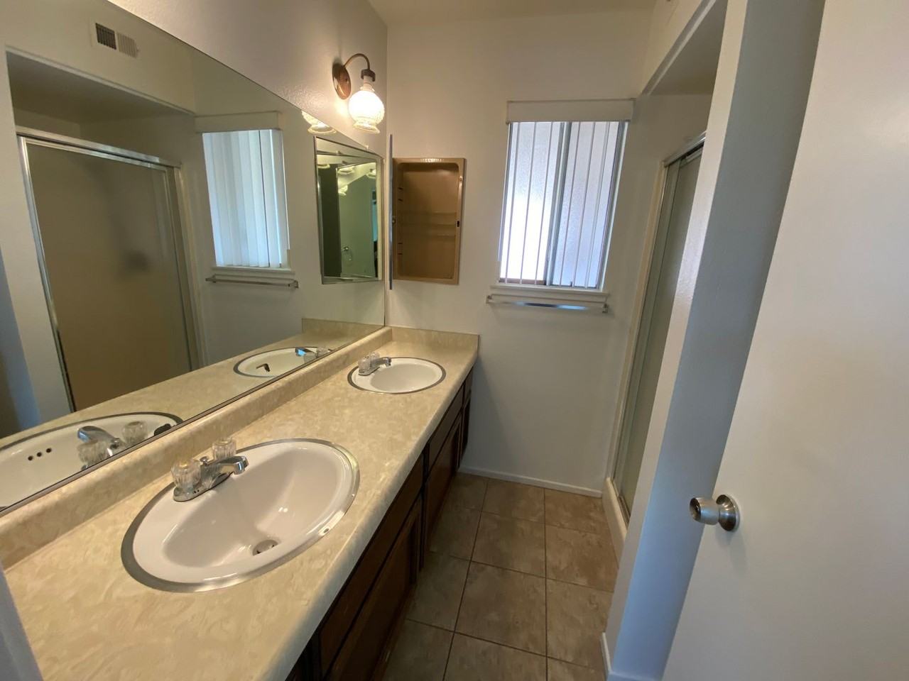 1117 Dianron Rd - Photo 7 of 14