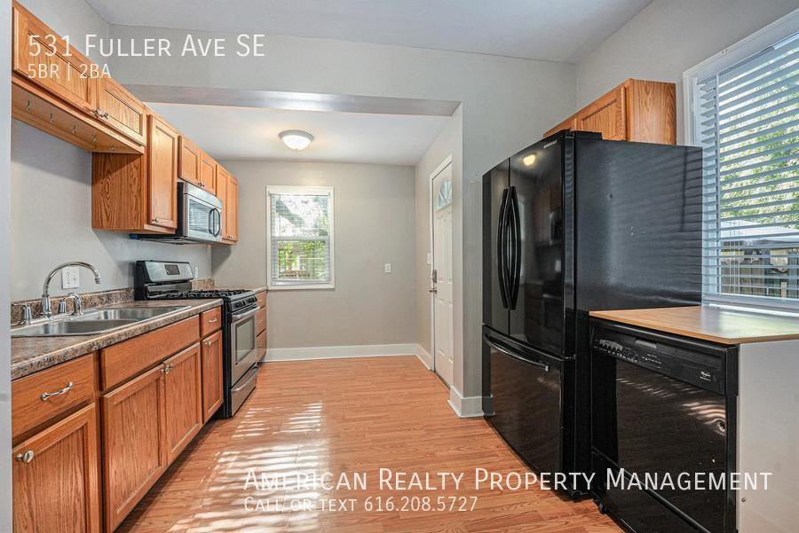 531 Fuller Ave Se - Photo 5 of 18