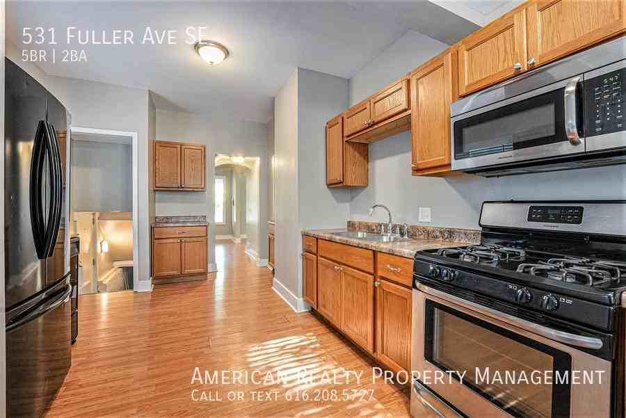 531 Fuller Ave Se - Photo 6 of 18