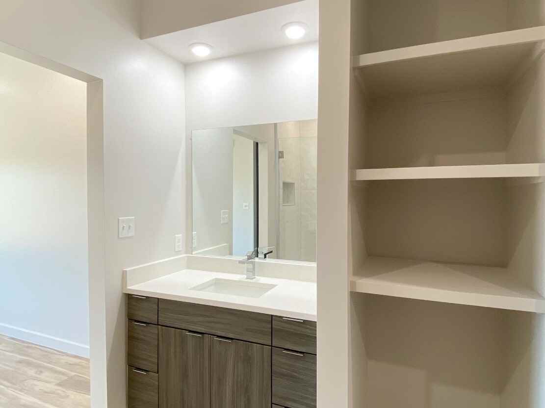 Nova - Photo 5 of 50