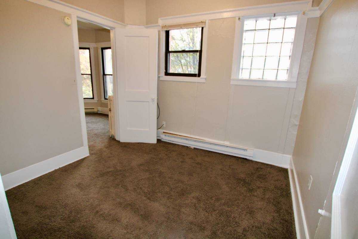 BAUM GROVE APARTMENTS -- 090 - Photo 6 of 20