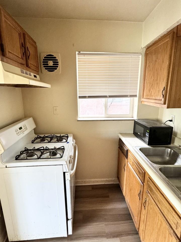 701 Greenwood Ave #701-4 - Photo 2 of 9