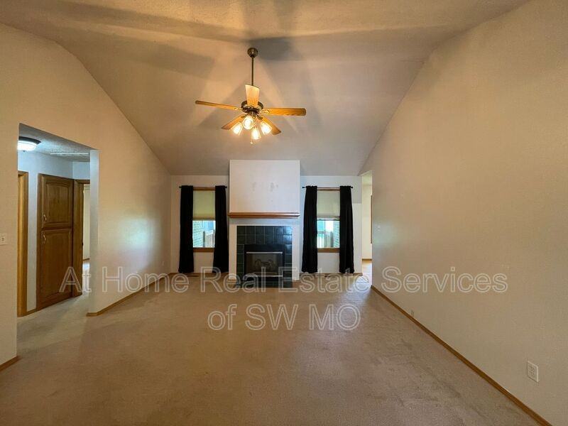 1082 W Woodbine St - Photo 2 of 14