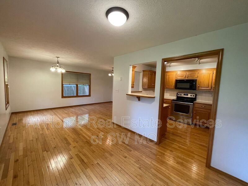 1082 W Woodbine St - Photo 3 of 14