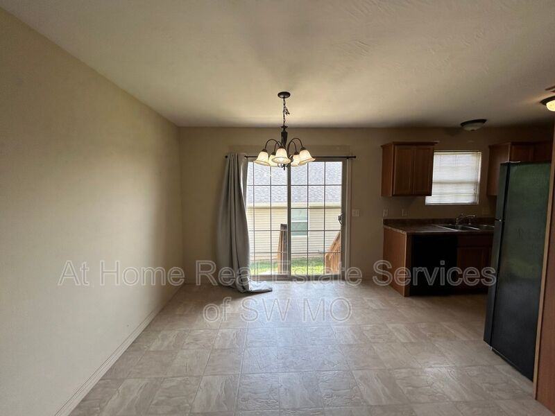 1118 N Missouri Dr - Photo 3 of 10