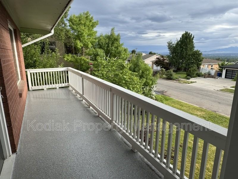 2253 S Scenic Dr - Photo 3 of 36