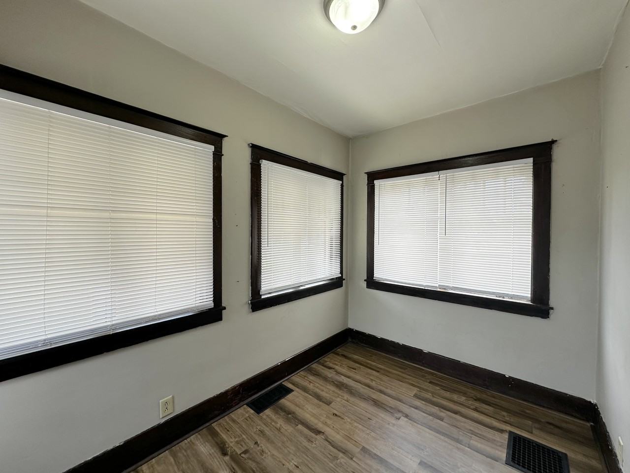 310 N Lindsay St - Photo 3 of 24