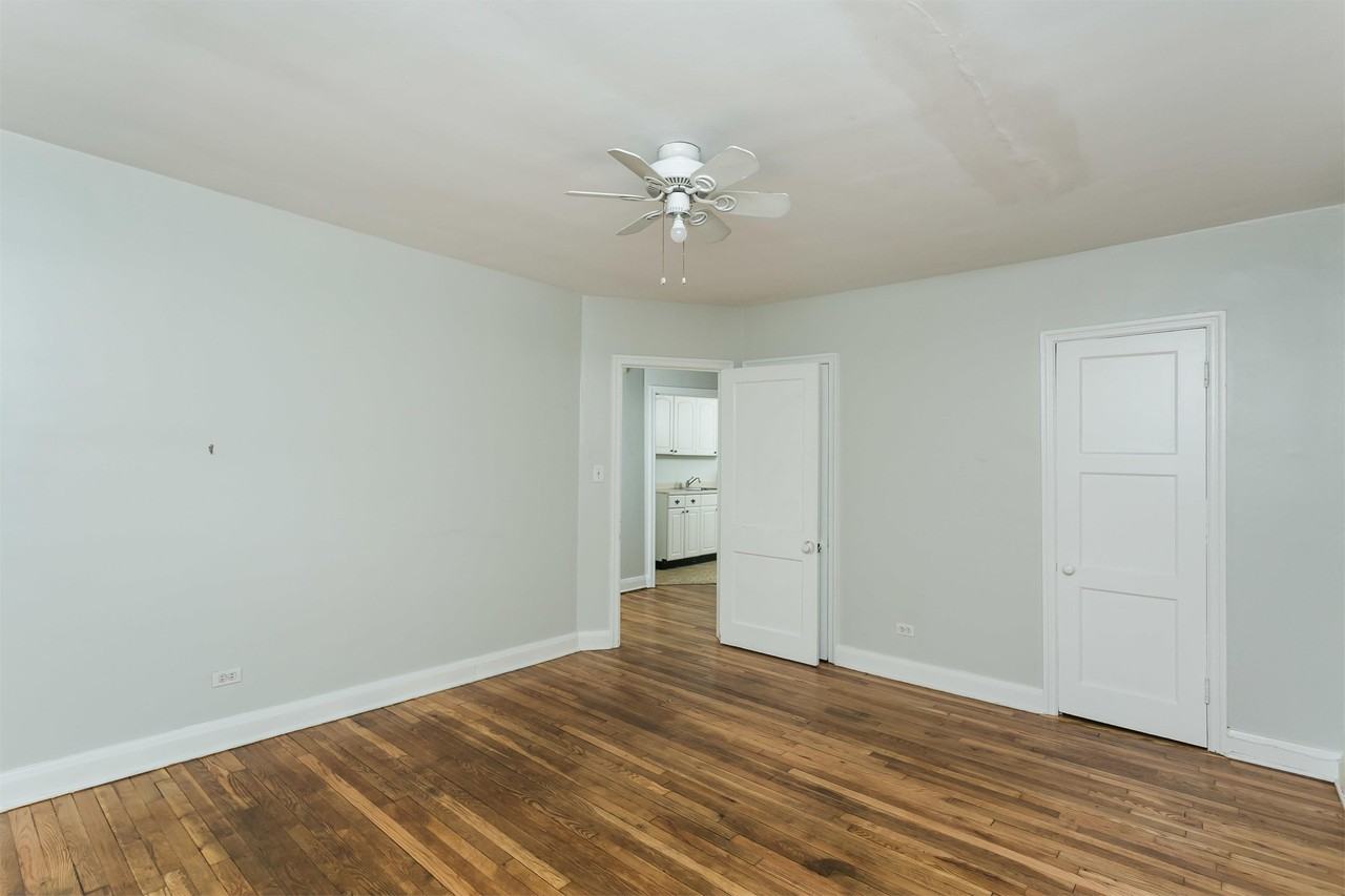 916 E Lake Ave - Photo 2 of 10