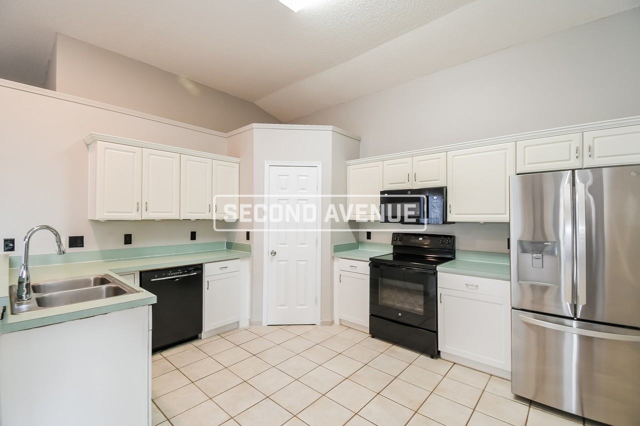 6172 Alpenrose Ave - Photo 2 of 21