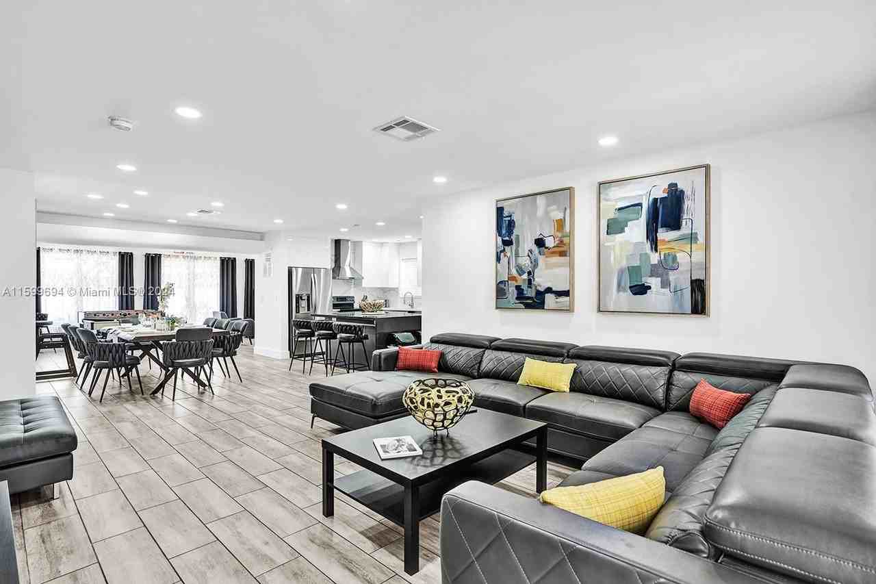 1206 Lincoln St - Photo 7 of 44