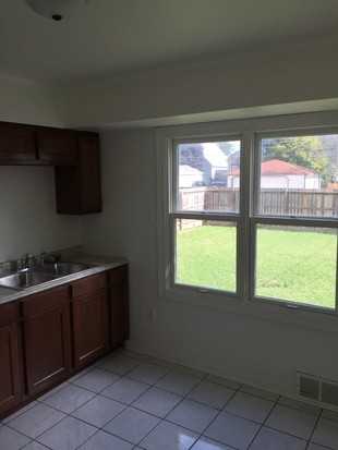 512 S 74th St - Photo 3 of 8