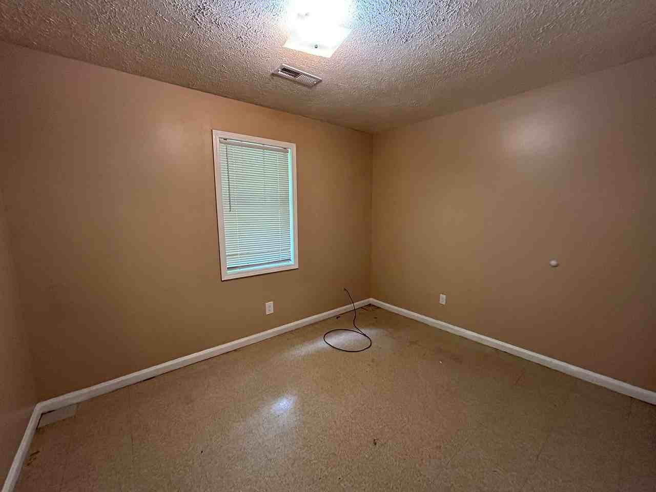 12 Tina Dr - Photo 4 of 6