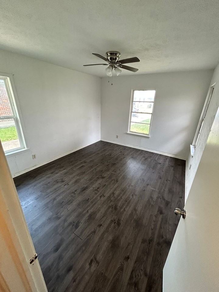 2311 Meadow Ln - Photo 2 of 7