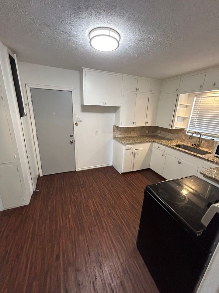 2311 Meadow Ln - Photo 4 of 7
