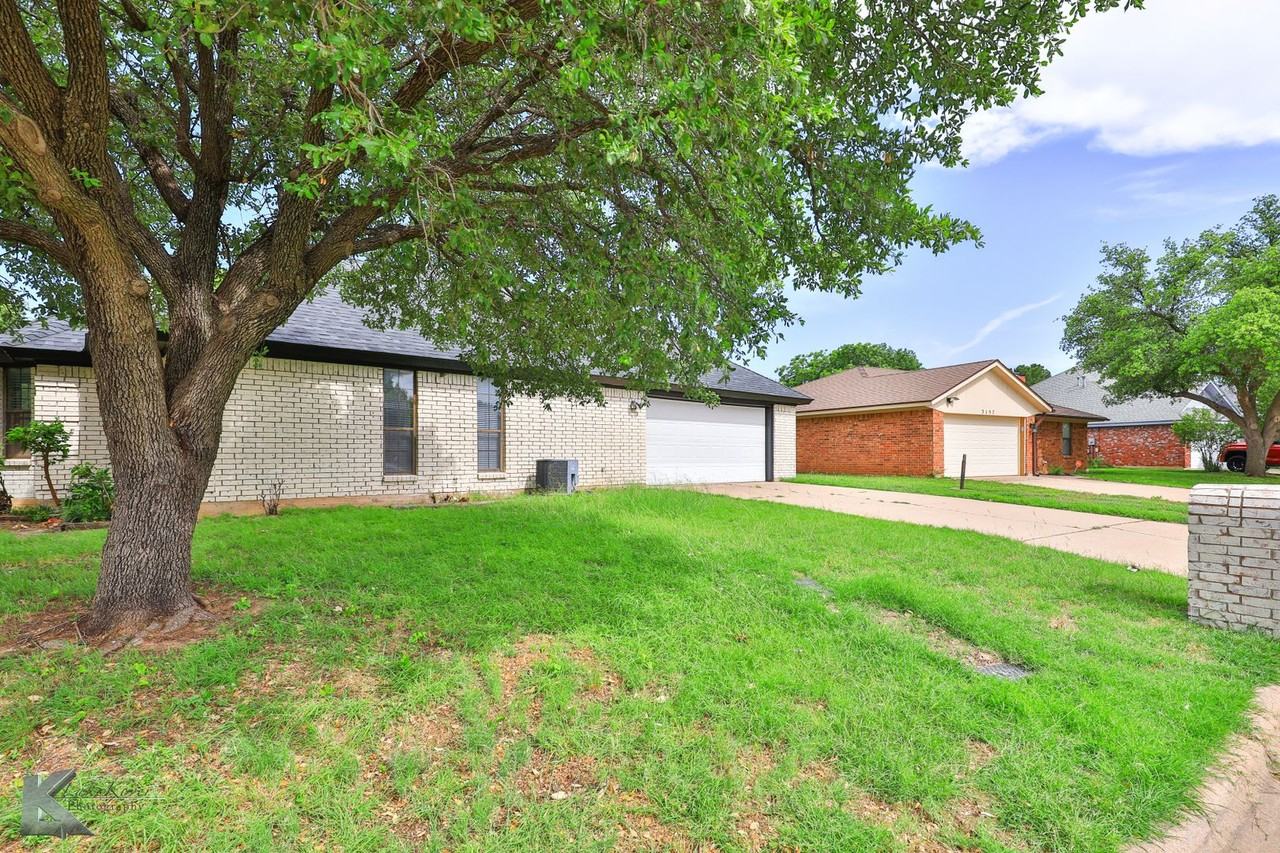 3165 Beacon Hill Rd - Photo 3 of 44